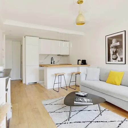 Apartment Charming Renovated With Street View