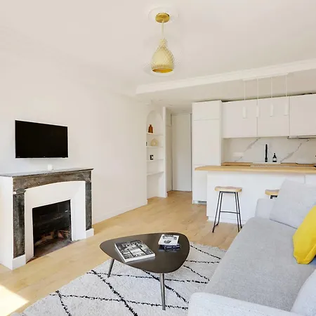 Charming Renovated With Street View * Paris