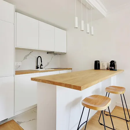 Apartment Charming Renovated With Street View *