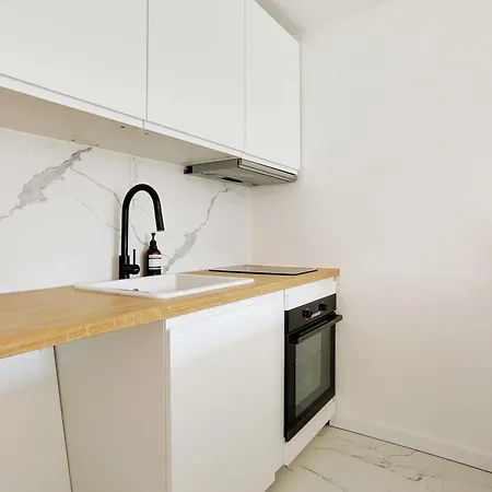 Charming Renovated With Street View
