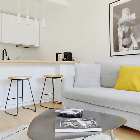 Charming Renovated With Street View Apartment *